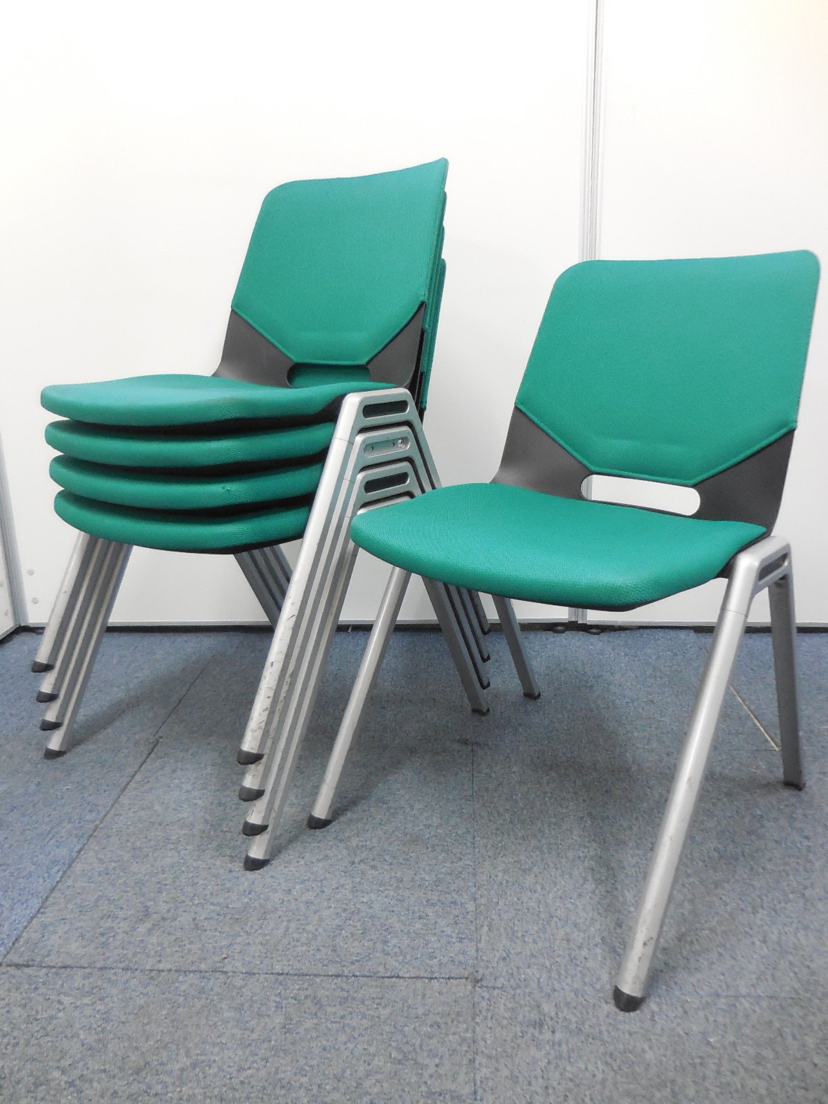 【セット価格5％オフ！】コクヨ製のパレードシリーズ、スタッキングチェア入荷！　◆グリーン
                        パレード
                                    中古
            