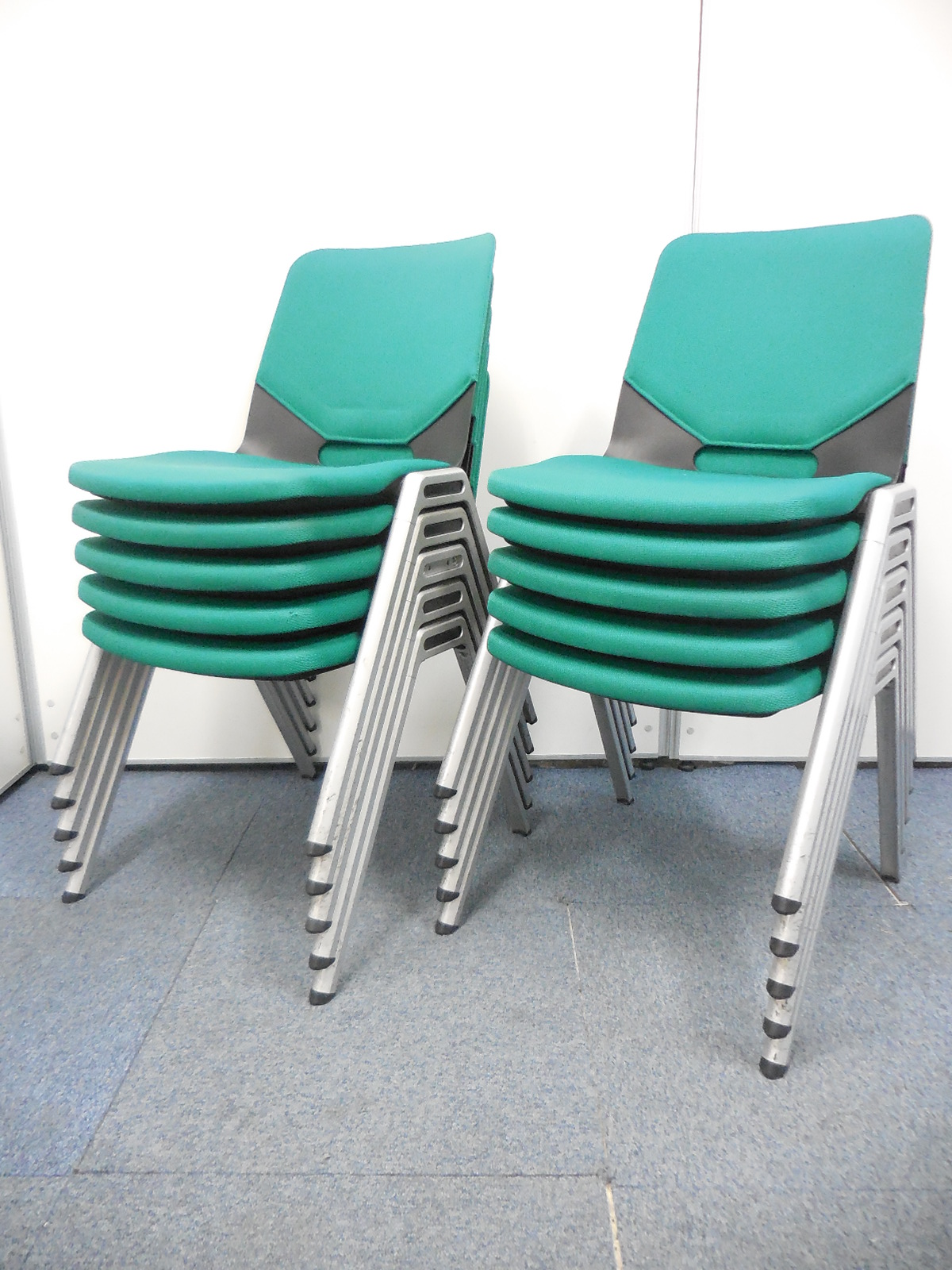 【セット価格10％オフ】コクヨ製のパレードシリーズ、スタッキングチェア入荷！　◆収納効率抜群！
                        パレード
                                    中古
            