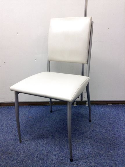 【6月末までの特別価格　珍しいホワイト色チェア】ミーティングチェア　ホワイト色
                        その他メーカー
                                    中古
            