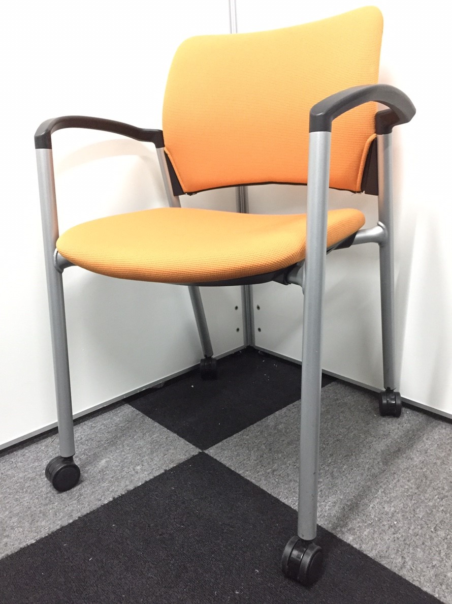 7脚入荷！キャスターが付いてて上に重ねられるスタックチェア入荷！鮮やかなオレンジカラー！
                        その他シリーズ
                                    中古
            