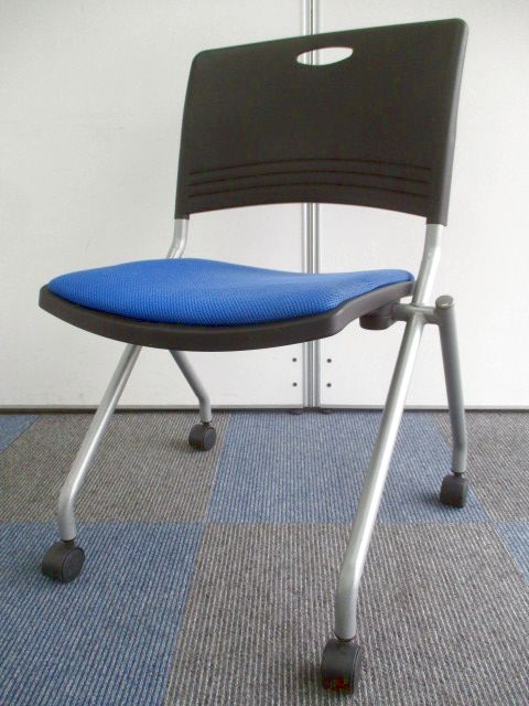 【移動に便利な取っ手付き】会議室や商談スペースにおすすめ！【座面跳ね上げ収納可能】
                        　
                                    中古
            
