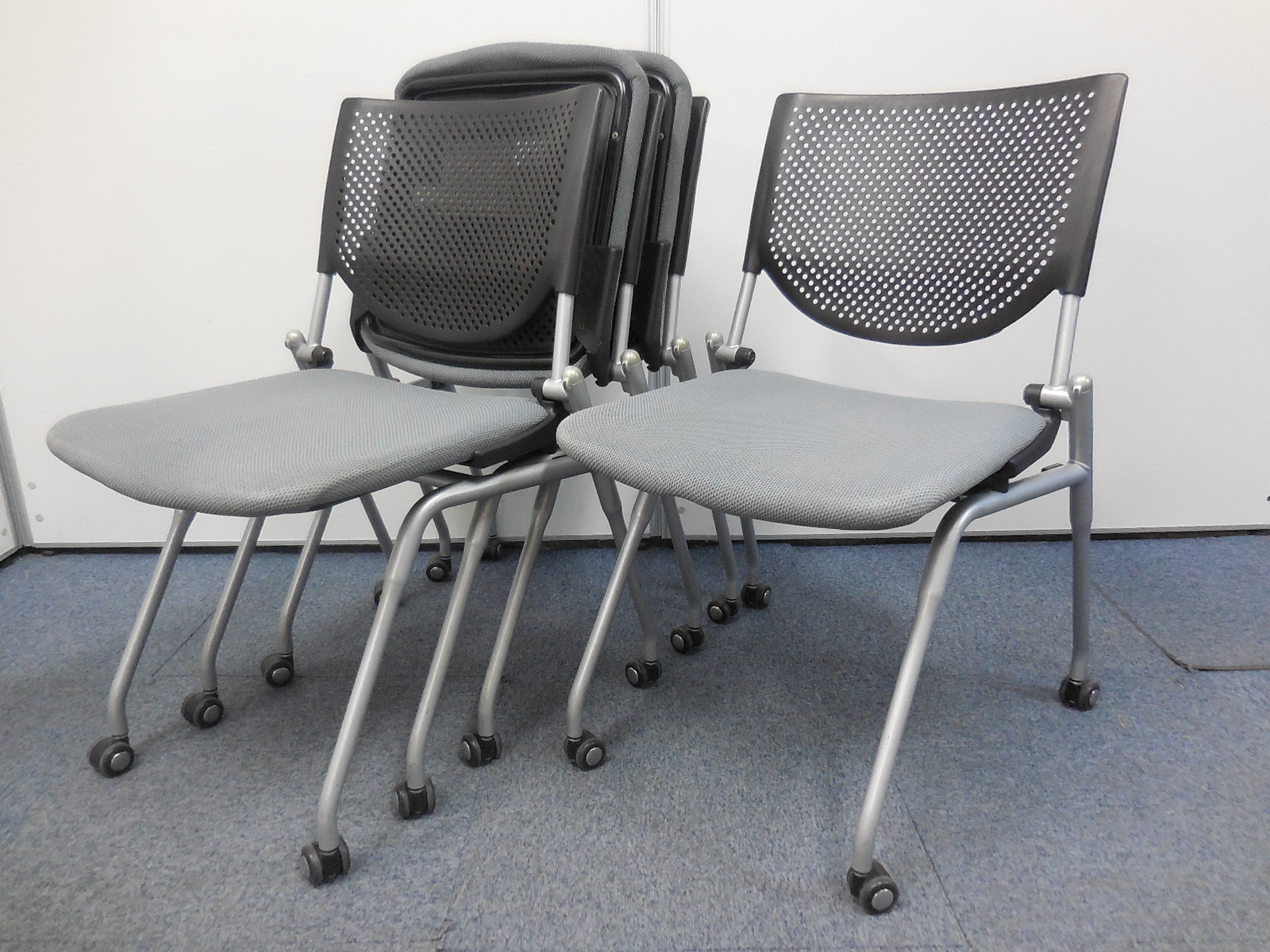 【4脚セットで10%OFF！】座面跳ね上げ式＋キャスター付と、移動しやすい機能盛り沢山！
                        プロスタック
                                    中古
            