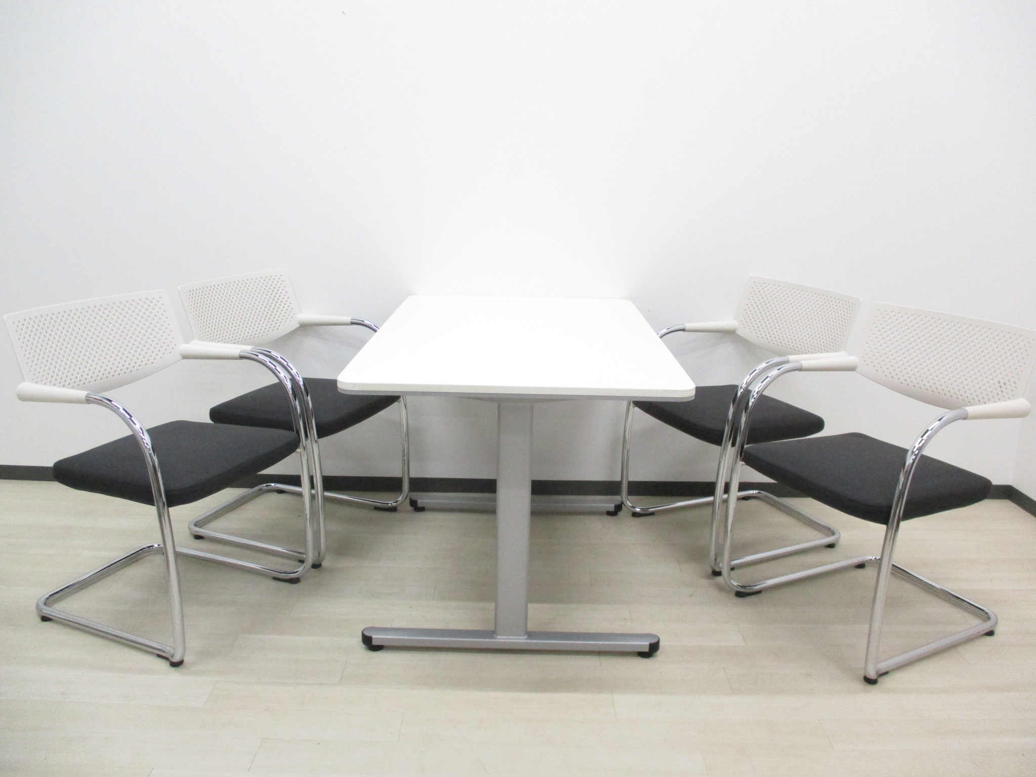 落ち着いたカンファレンススペース向け応接セット
                        その他シリーズ
                                    中古
            