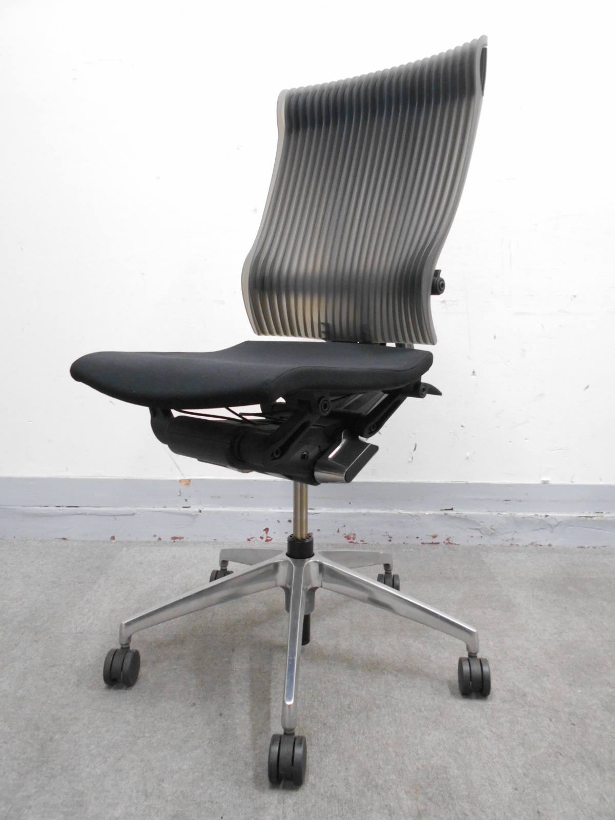 【KS】[在庫入れ替えセール][背もたれ特徴なエラストマー素材！]■イトーキ製・スピーナチェア■ラテン語で「背骨」を意味するこのチェア！座れば分かるこの一体感！[Ω]
                        スピーナ
                                    中古
            