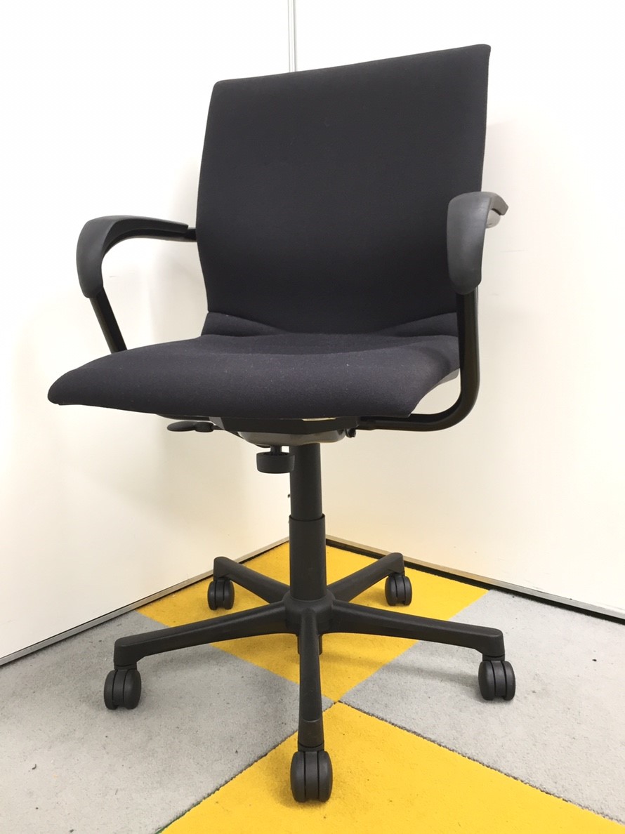 【座面の角に穴があるためお値段安くしてます】【スチールケース製】【すっきりしたデザイン！】　プロテジェチェア
                        プロテジェ
                                    中古
            