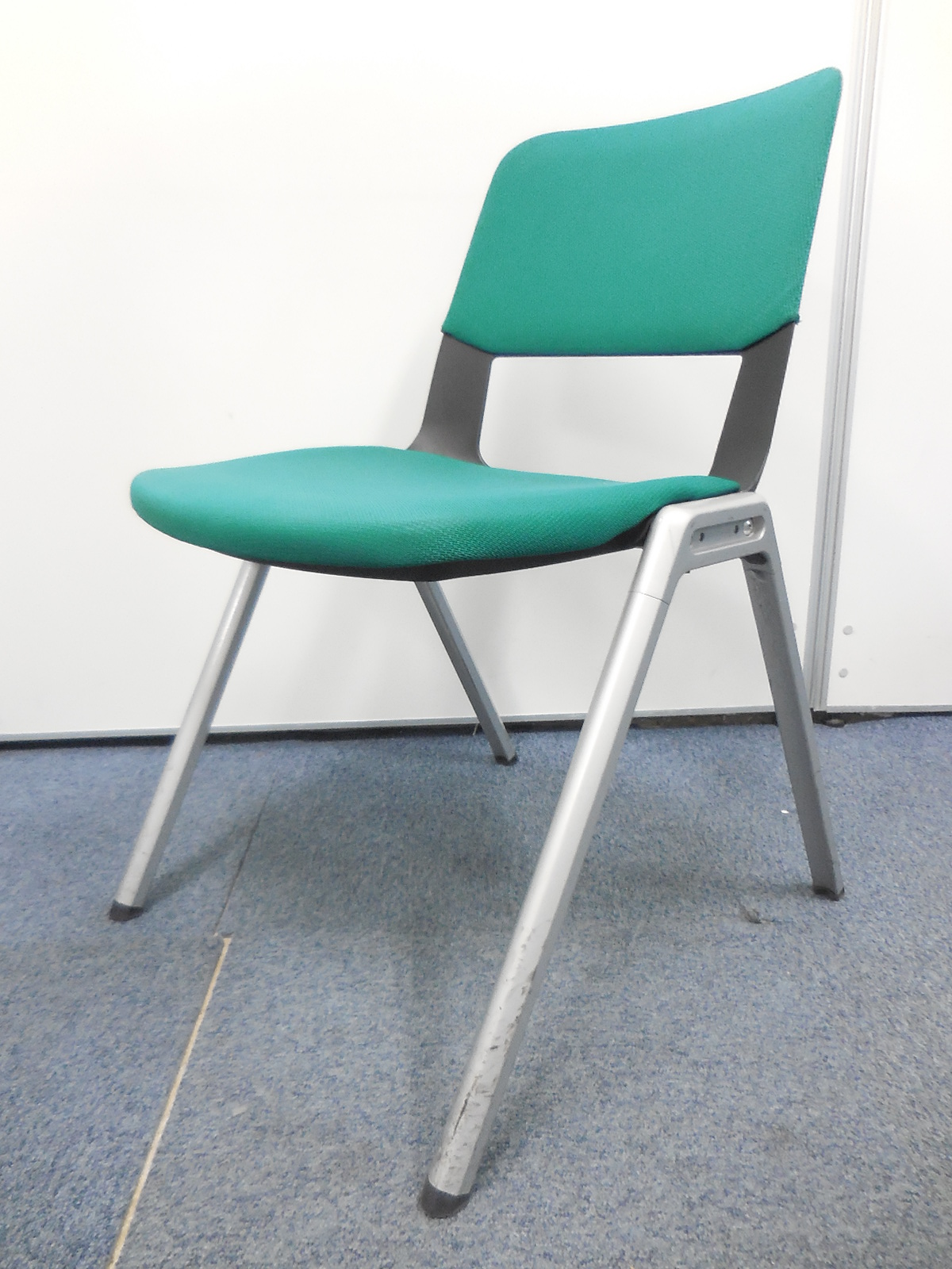 【おつとめ品】【座面汚れ、サイド部材欠けに伴い特別価格！】コクヨ製のパレードシリーズ、スタッキングチェア入荷！
                        パレード
                                    中古
            