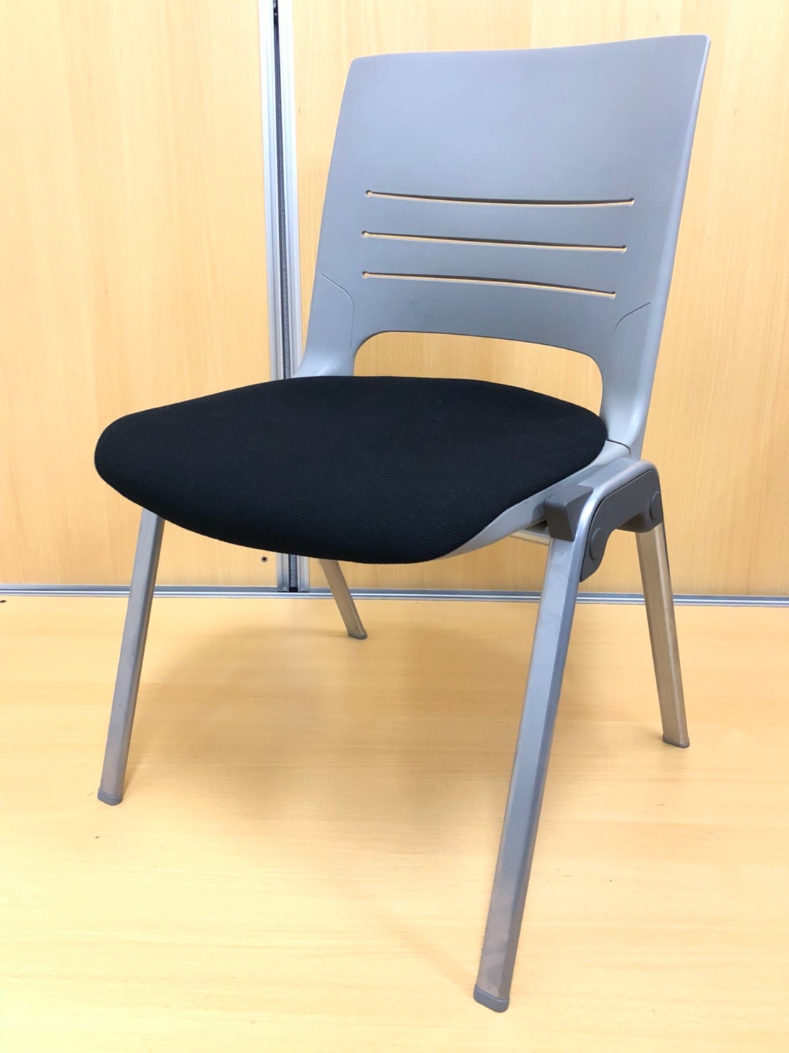 【キャスター無しで安定感抜群！】
■ふっくらクッションで長時間会議もばっちり！
■使わない時は重ねて収納可能！
                        エレナ
                                    中古
            