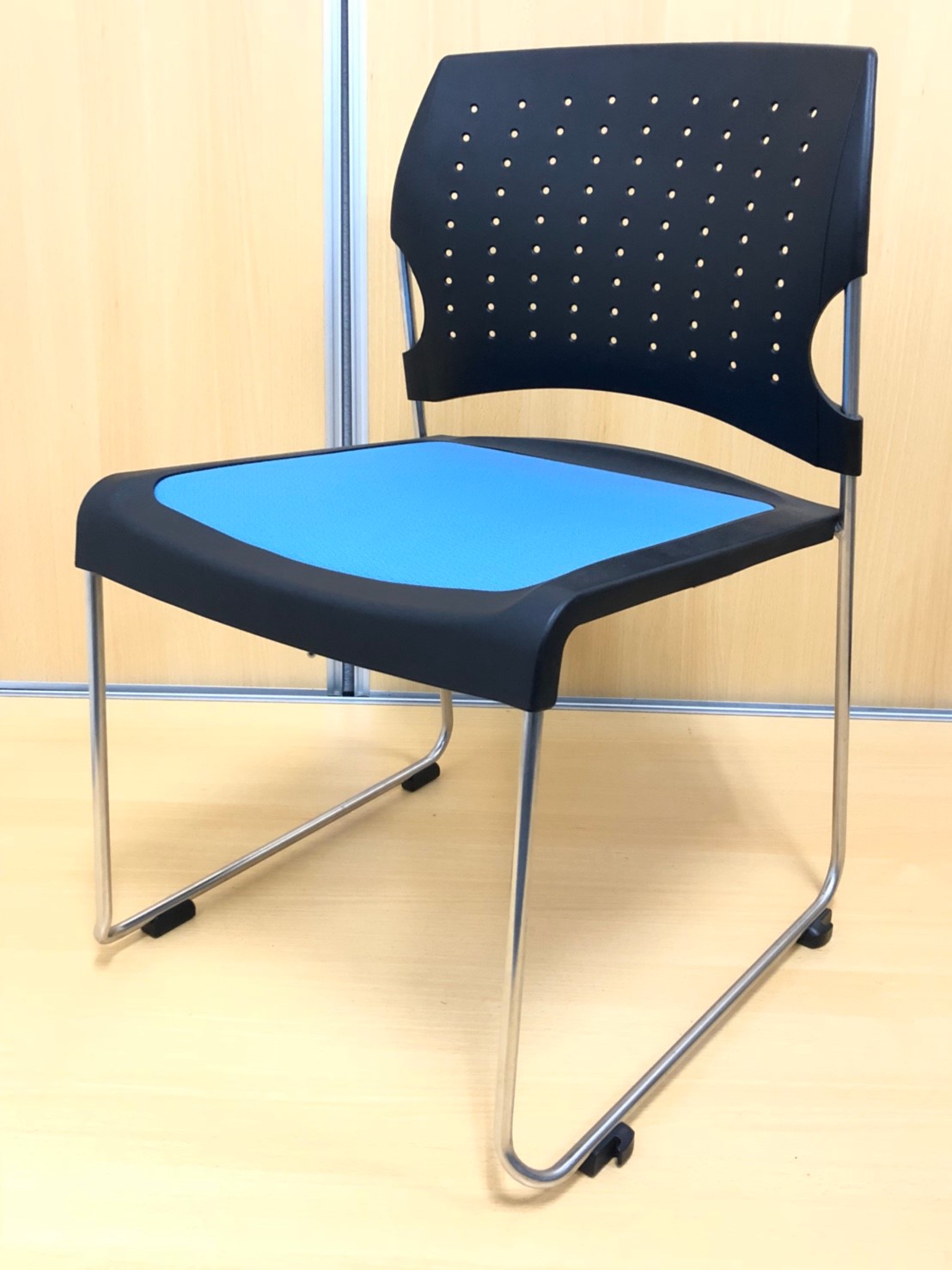 【廃盤商品！一風変わったデザイン！】
■定番のスタッキングチェア！
■使わない時は重ねて収納可能！
■シルバーフレームがお洒落！
                        プレド
                                    中古
            