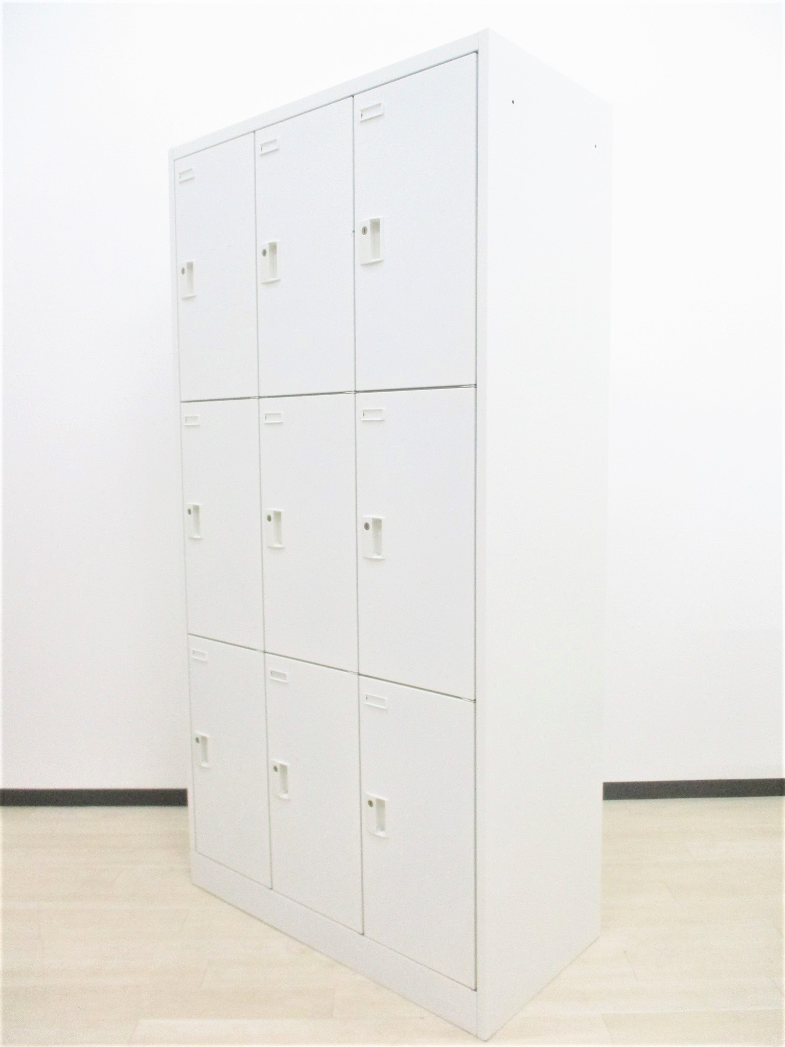【中古希少品　定価10万以上！】仕切り無し　9人用ロッカー！[ホワイト]
                        FZ-W
                                    中古
            