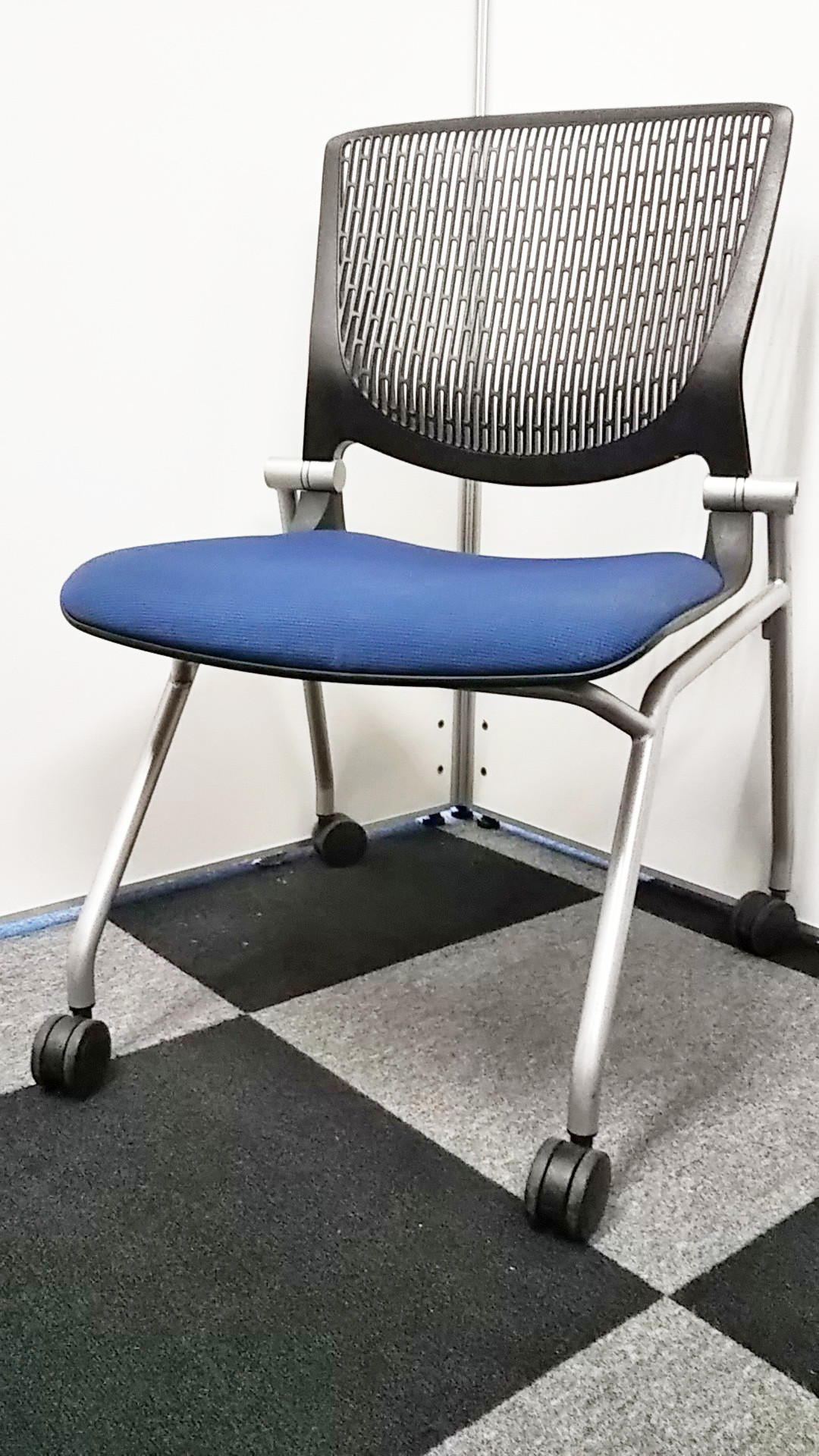 【折りたためるチェアです！】会議室や研修室にピッタリ！クッションが厚めです！
                        グラータ
                                    中古
            