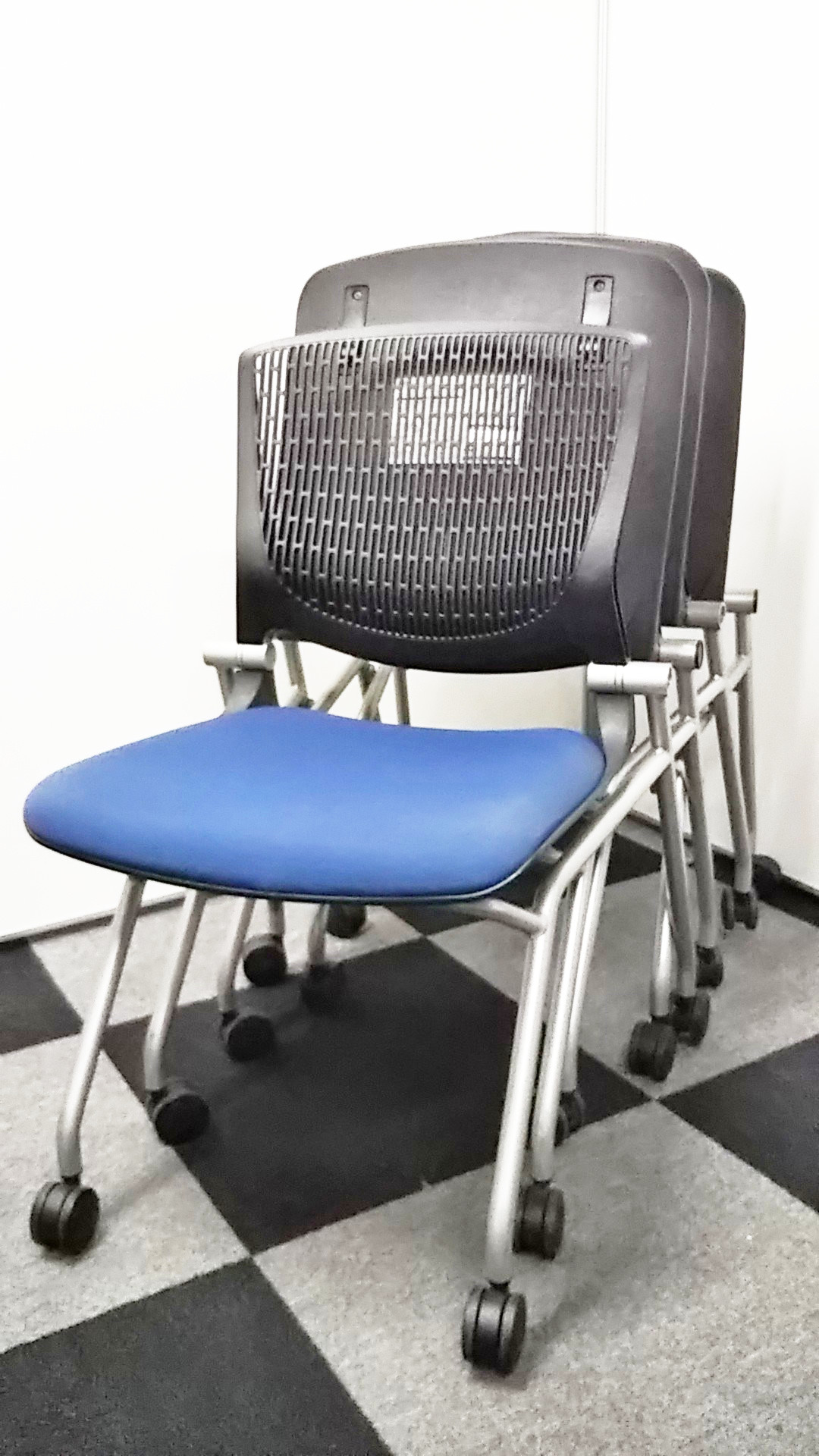 【4脚セット！】会議室や研修室にピッタリ！折りたたんで重ねて収納可能！
                        グラータ
                                    中古
            