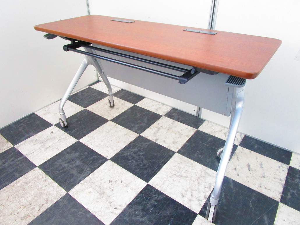 【残り１台】きれいな木目が美しい！レアなサイズ120cmのサイドスタックテーブル3台限定
                        エピファイ
                                    中古
            