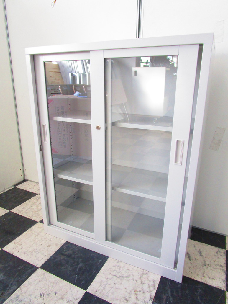 【おつとめ品】扉が完全に締め切らない為、お安くご提供いたします！人気のガラス引違ホワイト書庫
                        A4-34G
                                    中古
            