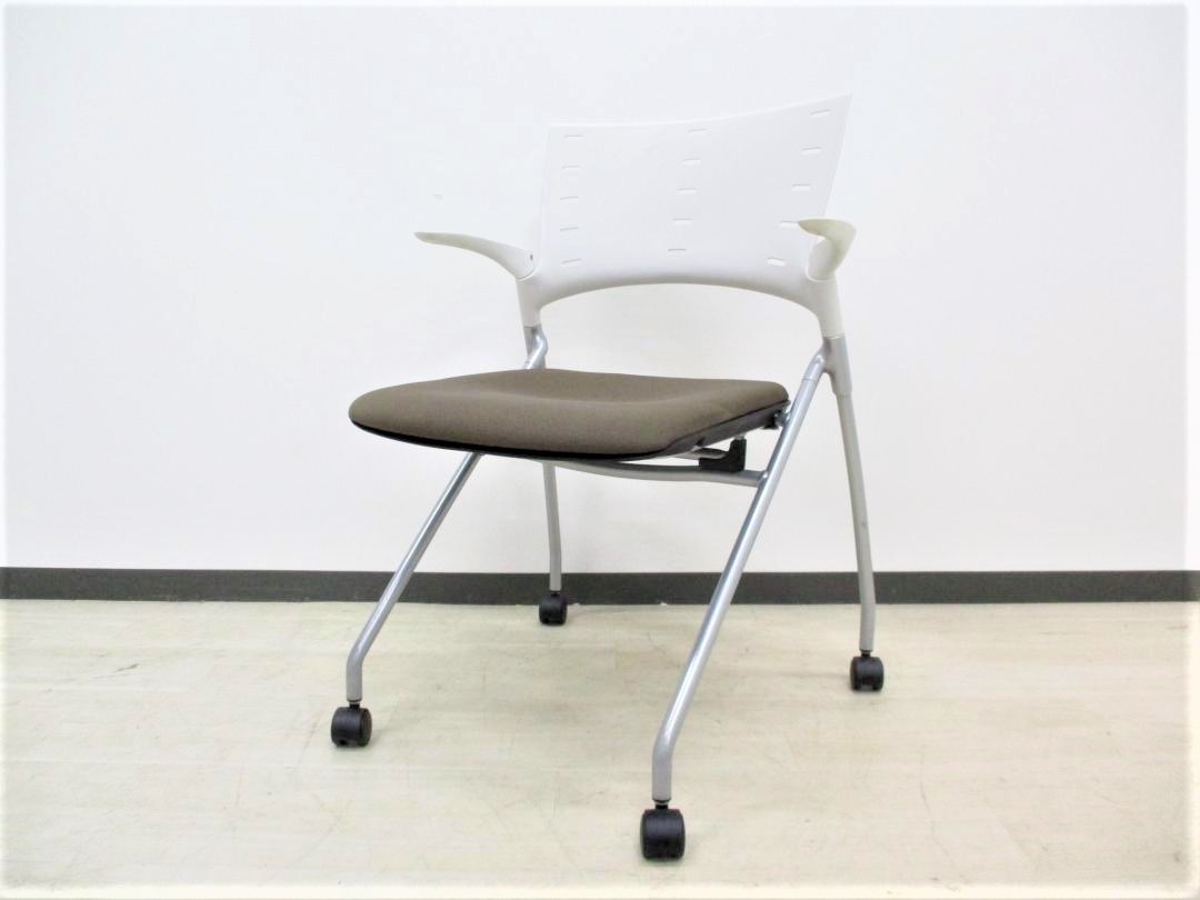 【13脚限定】■人気シリーズオフィスがおしゃれになるブラウン色の入荷です！デザイン性、座り心地の良いミーティングチェア‼キャスター付き
                        マノス
                                    中古
            