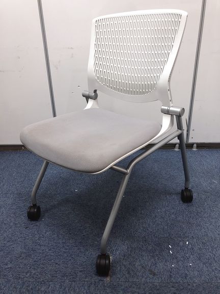 【落ち着いたミーティングスペースを!】オカムラ製　グラータ　グレー色
                        グラータ
                                    中古
            