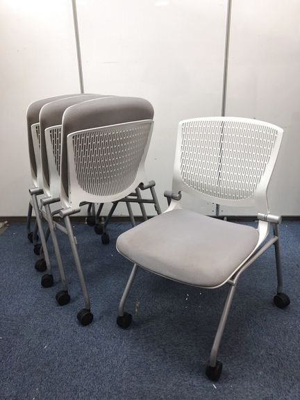 [大人気のオカムラ製]グラータ｜平行スタック[4脚セット]
                        グラータ
                                    中古
            