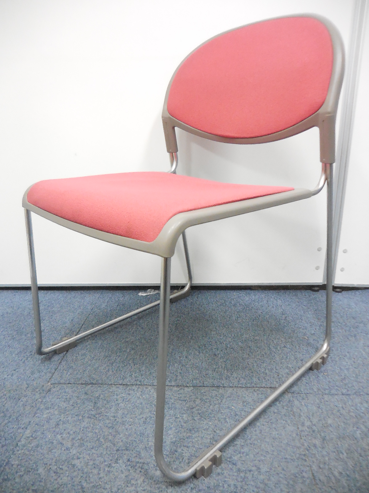 【入替に伴い、特別価格】軽くて使いやすい会議用チェアが大量入荷！座面布張りで手触りも○！
                        No.1050 
                                    中古
            