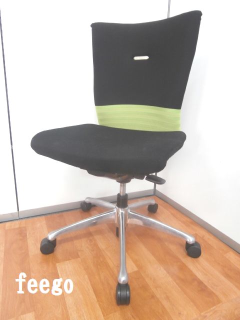 【ブラックの中にオシャレなワンポイントグリーン】■オカムラ製　■フィーゴ　■ＯＡチェア　■黒　■緑　■グリーン　■ブラック　■国産メーカー　■高級　■OAチェア　■事務椅子　■おつとめ品
                        フィーゴ
                                    中古
            