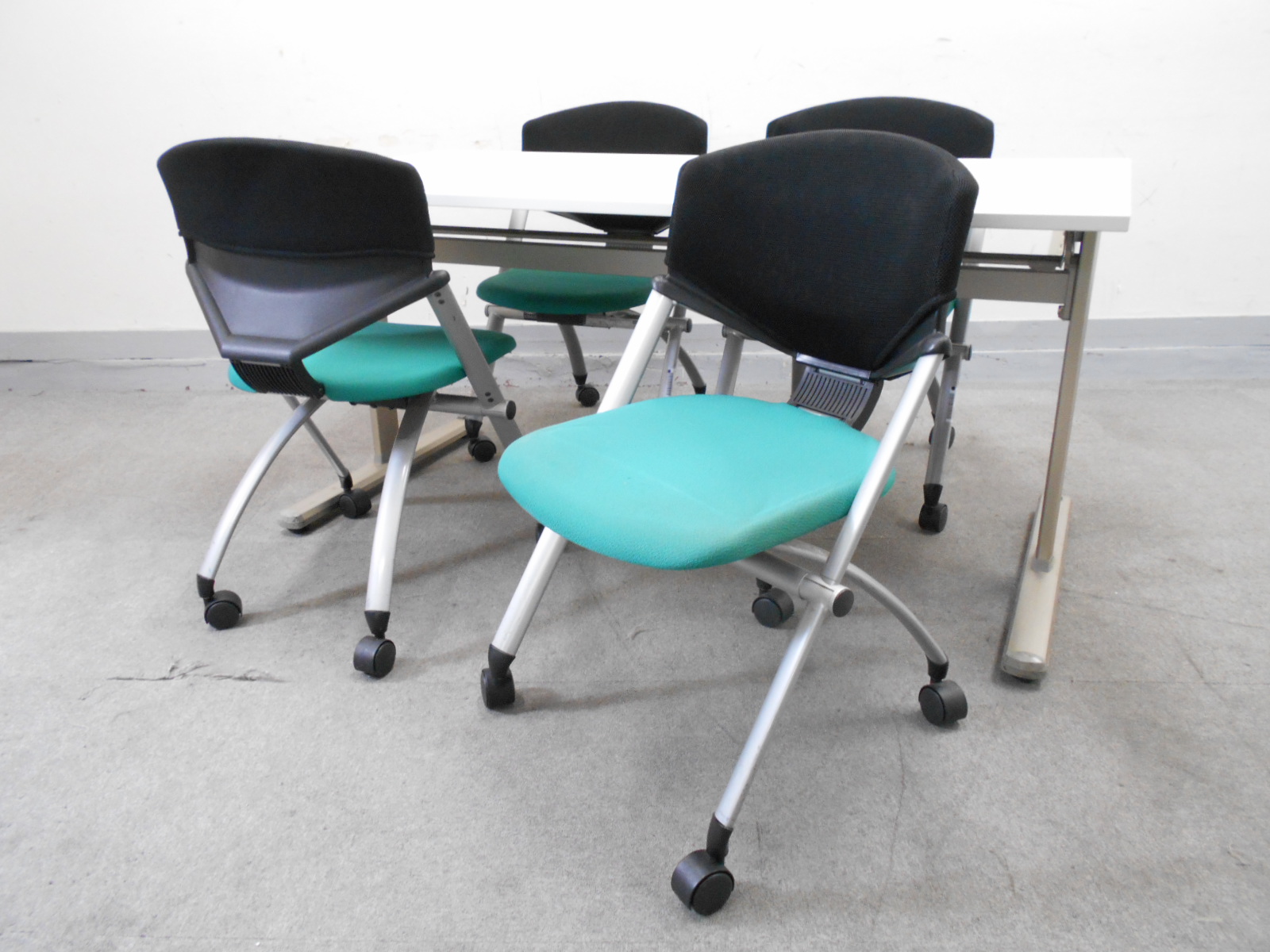 【KS】【4名用すぐに使える！】■サイドスタックテーブル＋ネスティングチェア■コクヨ製でまとめました■並行スタック片付け便利！
                        その他シリーズ
                                    中古
            