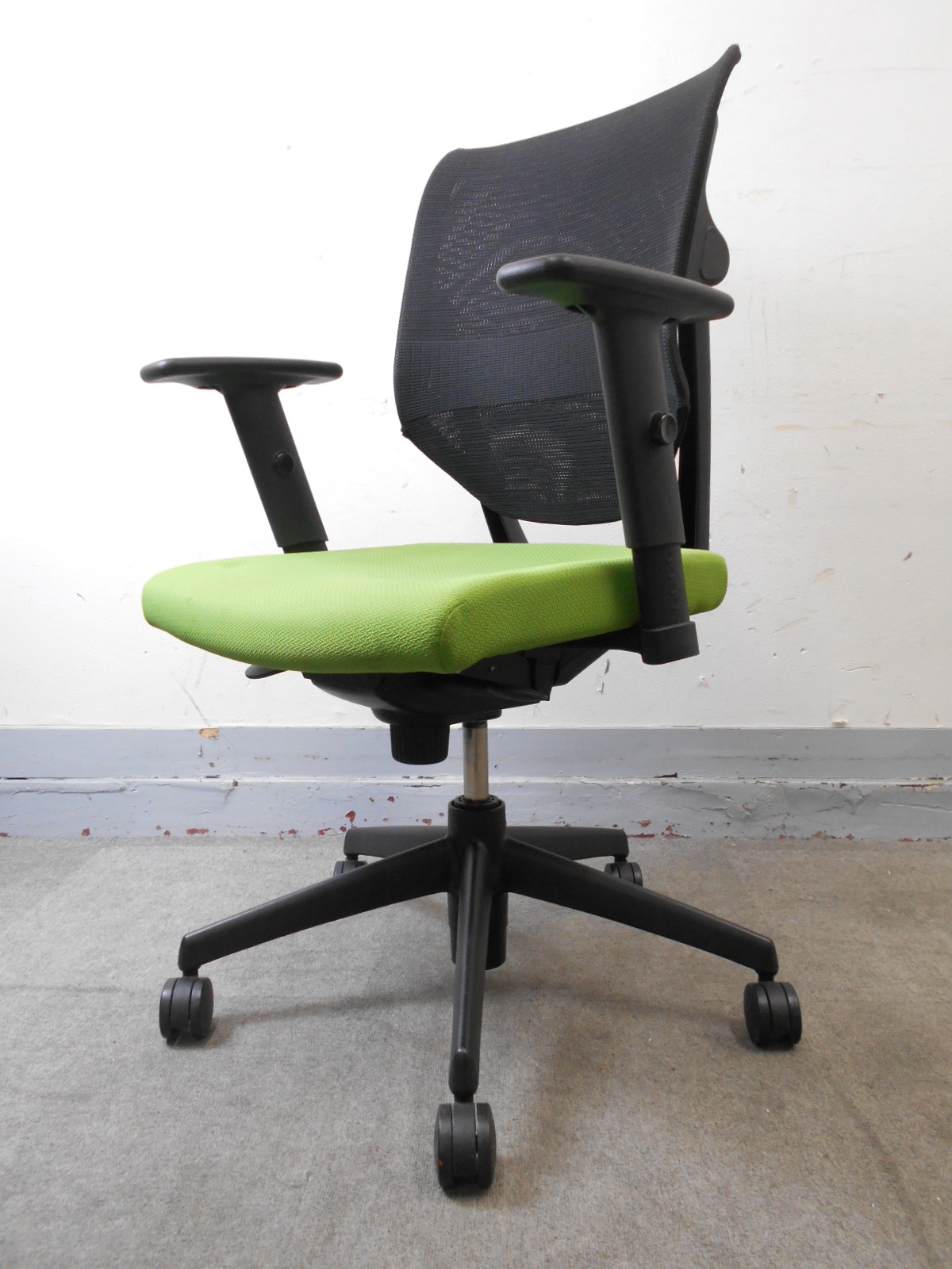 【KS】[在庫入れ替えセール]■プラス製・パフォーマチェア■グリーン■可動肘
                        Performa sf
                                    中古
            