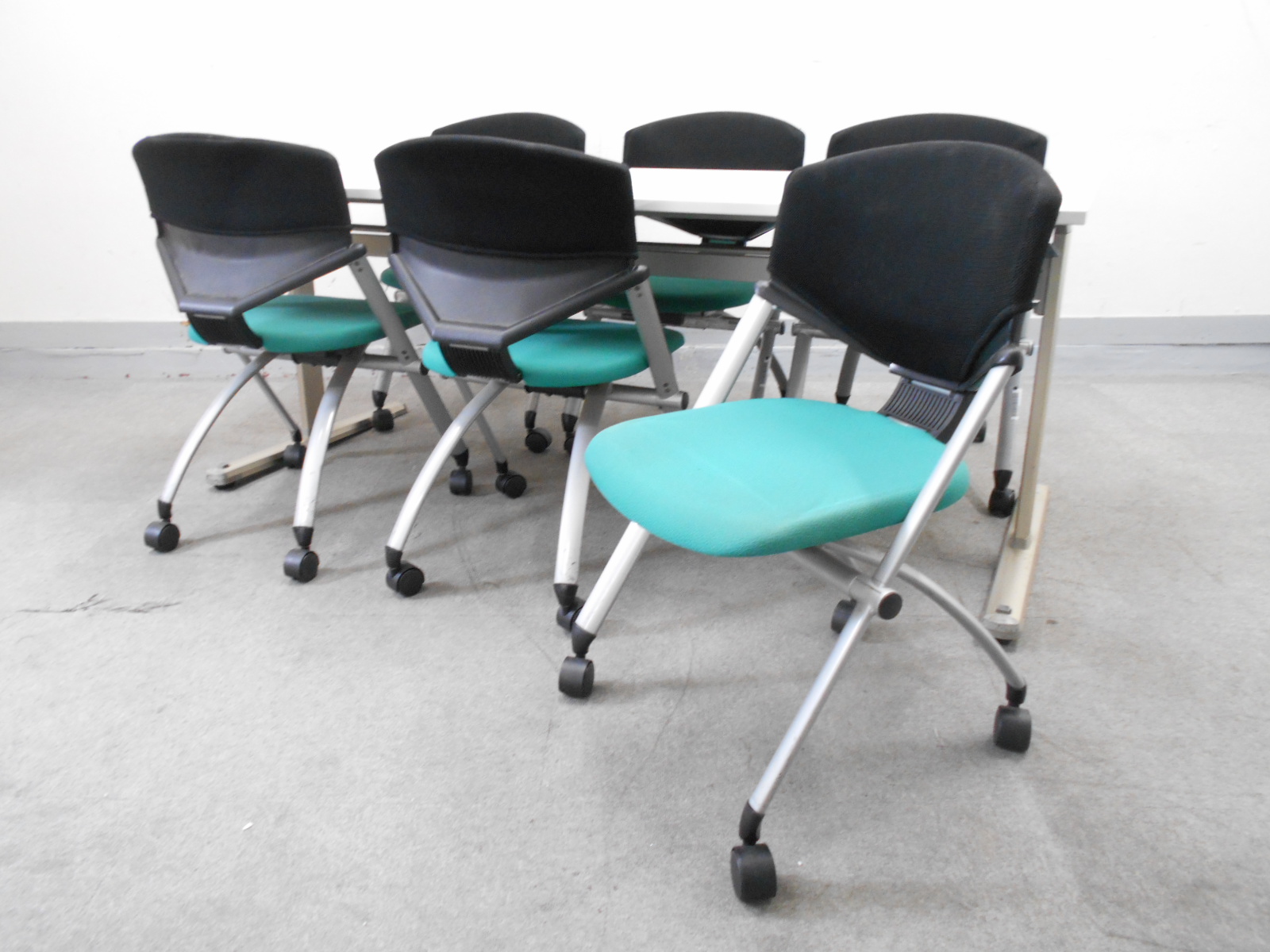 【KS】[お得なテーブルセット！]コクヨのミーティングセット！使わないときはテーブルを畳んでチェアを重ねればスペースとりません！
                        その他シリーズ
                                    中古
            