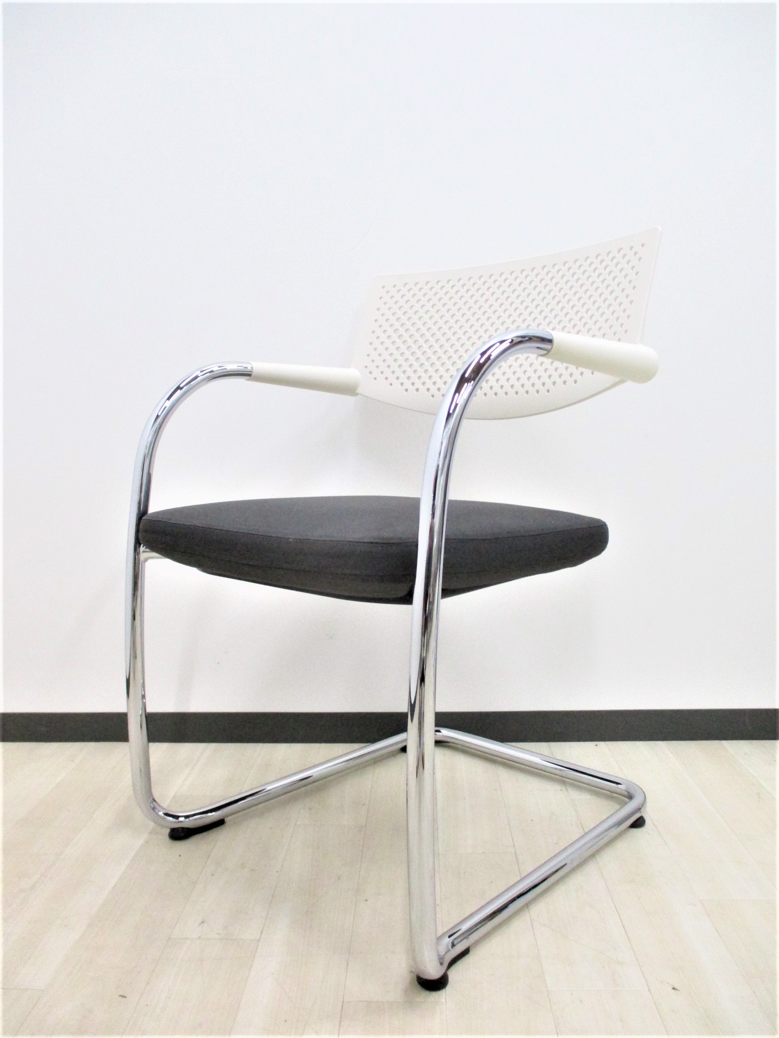 【美品！】スタッキングチェア　ミーティングチェア Visitor chair ビジターチェア　アントニオ・チッテリオ作
                        visavis
                                    中古
            