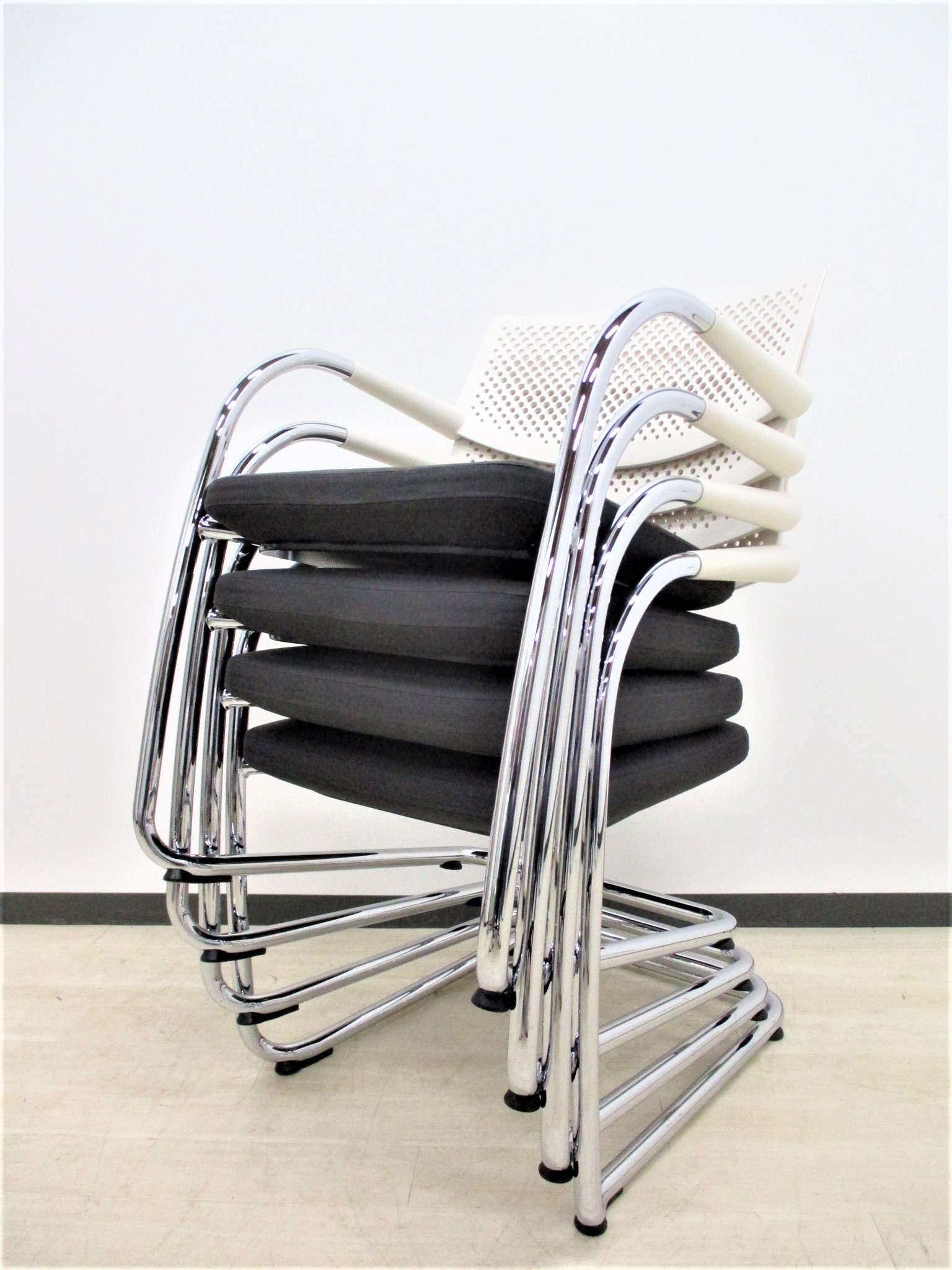 【美品4脚セットで￥2,920お得！】スタッキングチェア　ミーティングチェア Visitor chair ビジターチェア　アントニオ・チッテリオ作
                        visavis
                                    中古
            
