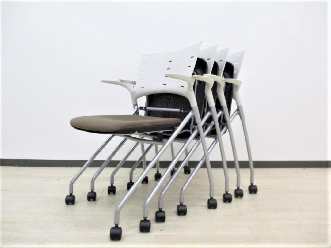 【4脚セット】■人気シリーズオフィスがおしゃれになるブラウン色の入荷です！デザイン性、座り心地の良いミーティングチェア‼
                        マノス
                                    中古
            