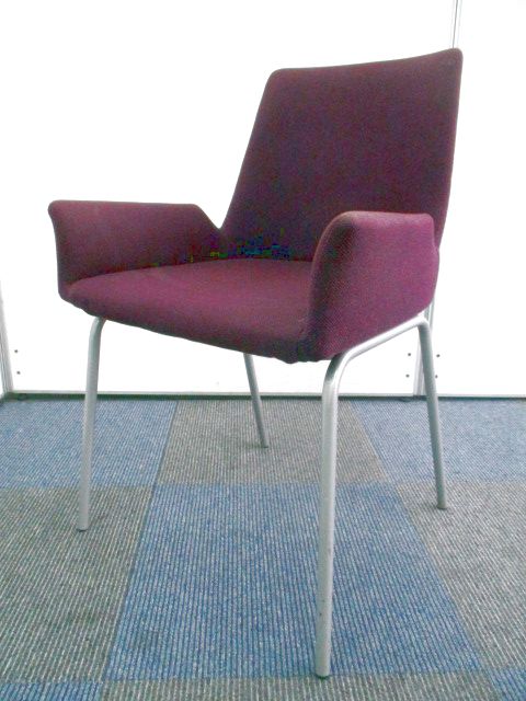 【パープルのミーティングチェア入荷！】座り心地良く安心する【休憩スペースやミーティングに！】
                        　
                                    中古
            