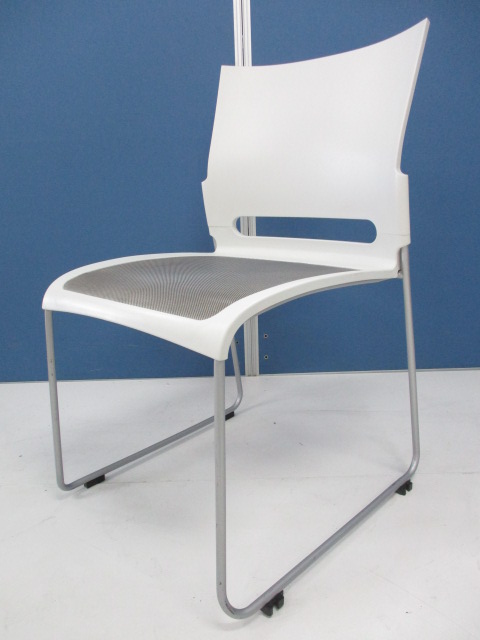 スタッキングチェアなのにメッシュタイプ！！イトーキ製のレア商品が20脚入荷しました！
                        コンフィット
                                    中古
            