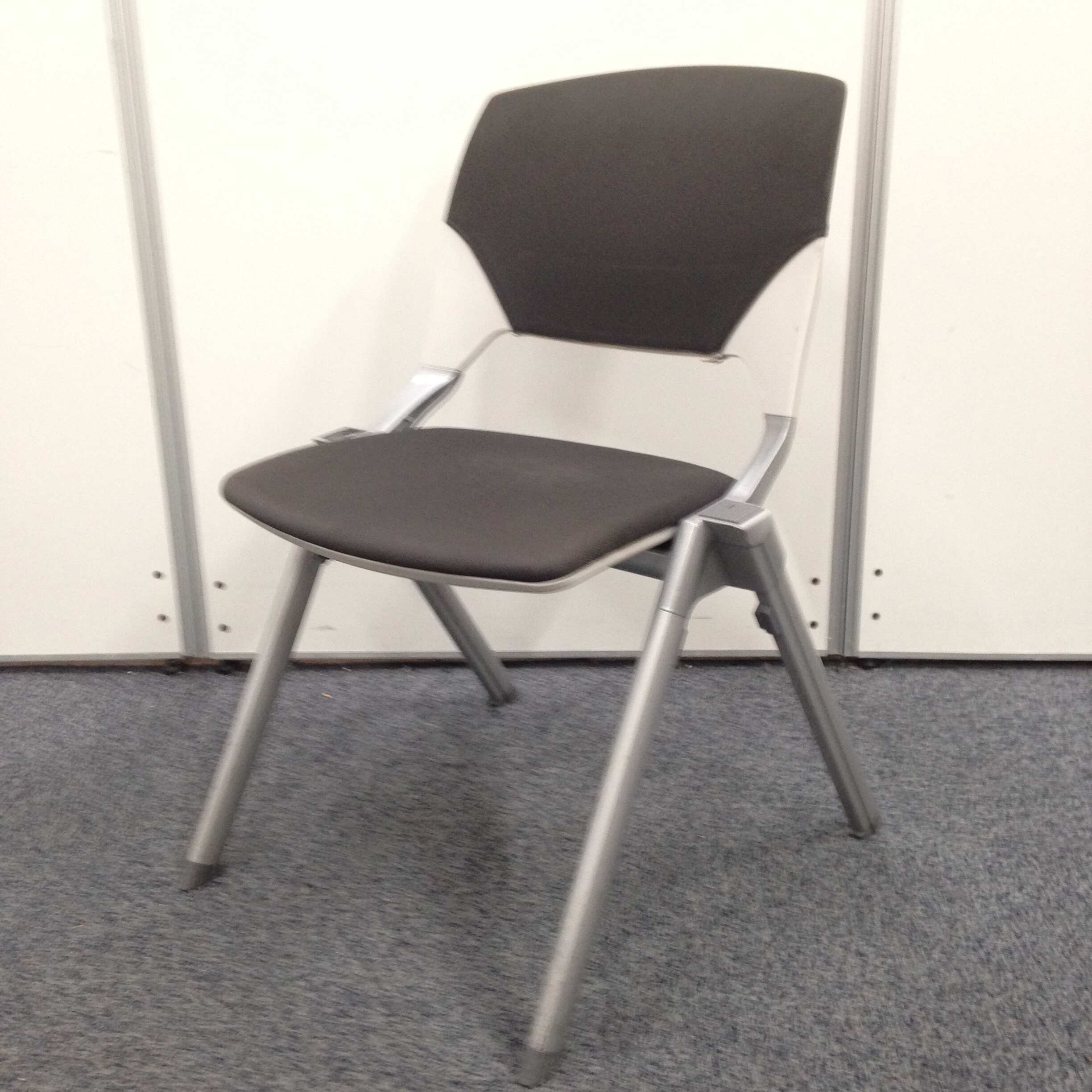 【在庫一掃特別価格】国内メーカーのスタッキングチェア【早いもの勝ち】
                        FM-320シリーズ
                                    中古
            