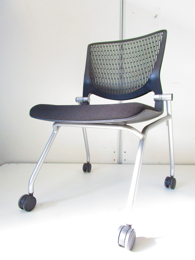 ラスト1脚の為お安く！オカムラ製の定番ミーティングチェア　折り畳めて重ねて収納出来ます。
                        グラータ
                                    中古
            