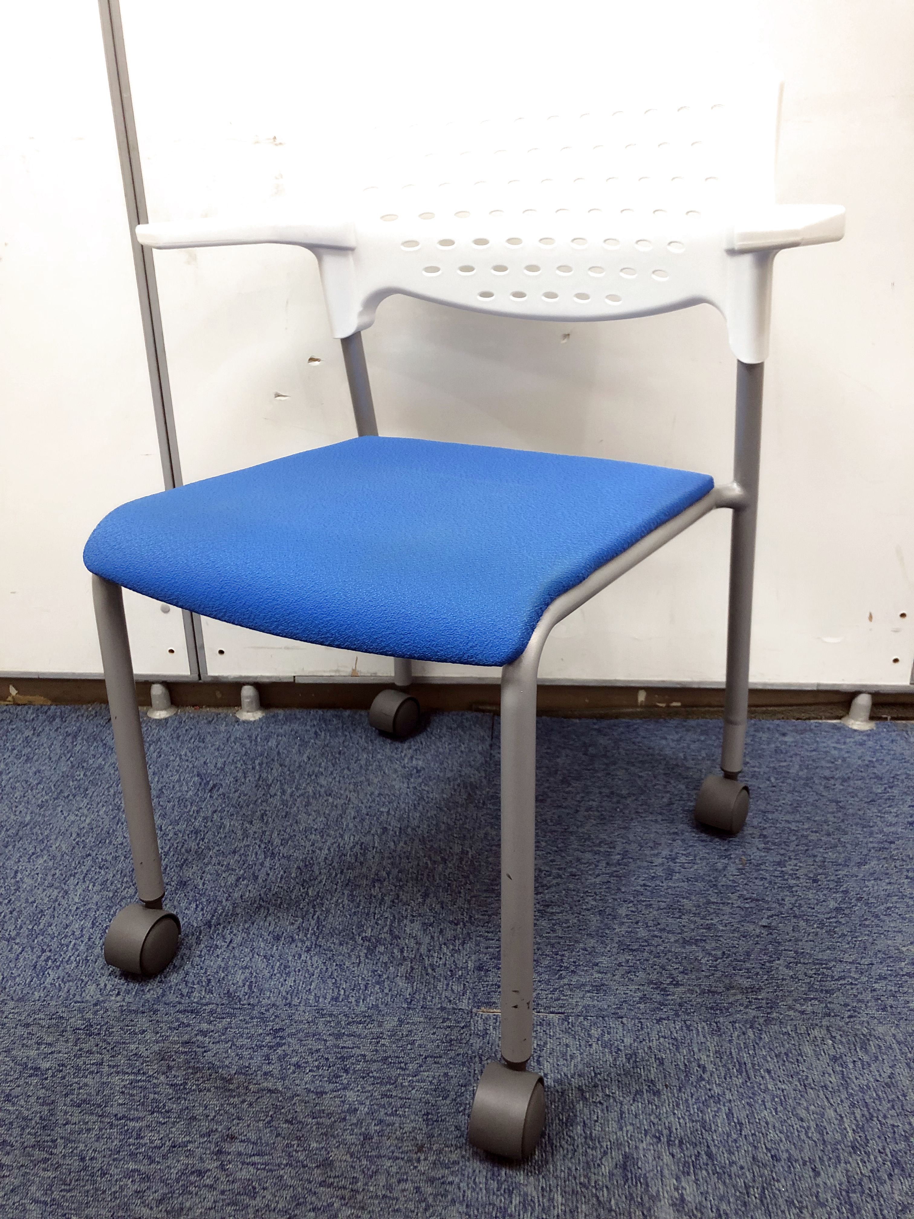 【1脚限りのため特別価格】肘付きスタッキングチェア　ブルーｘホワイトカラー！！
                        その他
                                    中古
            