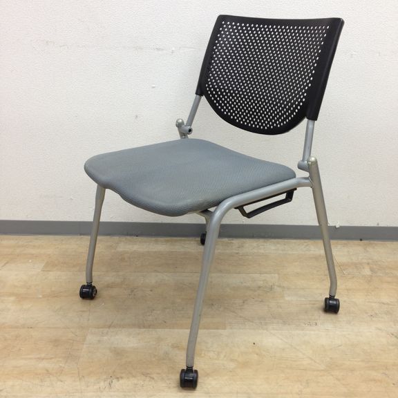 【1脚のみ】キャスター付き｜オカムラ製　プロスタックチェア　グレー
                        プロスタック 
                                    中古
            