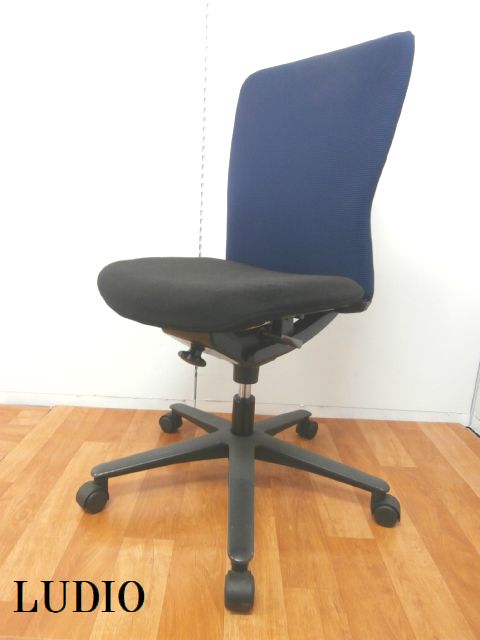 注目商品！！【ストライプのニット素材をまとったファッション性が高く、座り心地も快適なOAチェアです！！】■おつとめ品■ブルー　■おつとめ品
                        ルディオ
                                    中古
            