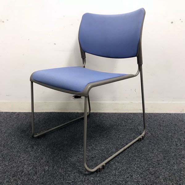 シンプルな会議チェア　オカムラ製　定番色のブルー　4脚あります！
                        8104シリーズ
                                    中古
            