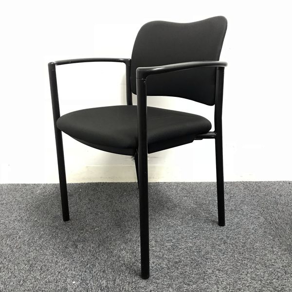 【4脚入荷】漆黒のブラックでクールに演出！！贅沢仕様の肘付きスタッキングチェア
                        AXシリーズ 
                                    中古
            