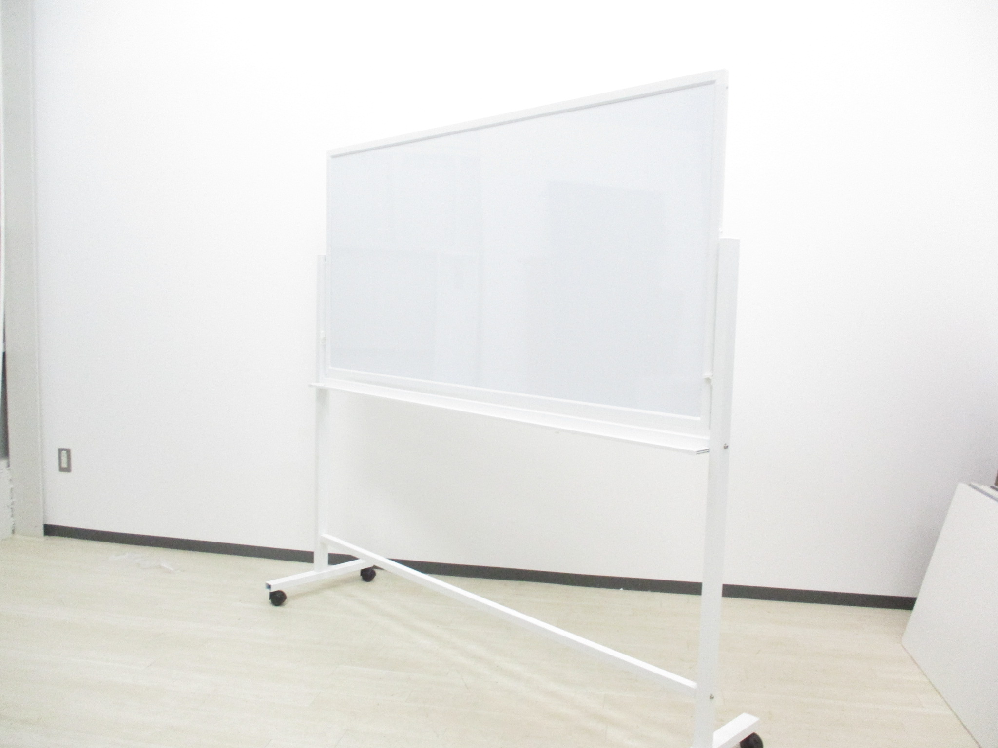 36000円から22000円在庫入替につき！中古では珍しいホーロータイプ！【両面対応！ホーロータイプ】オカムラ製 士業や塾などの方に特にオススメ！
                        その他シリーズ
                                    中古
            