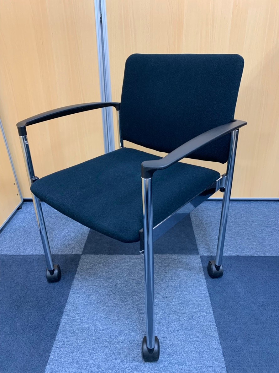 【珍しい肘付きタイプ！】長時間の会議のお供に！キャスター搭載で移動も楽々です！
                        その他シリーズ
                                    中古
            