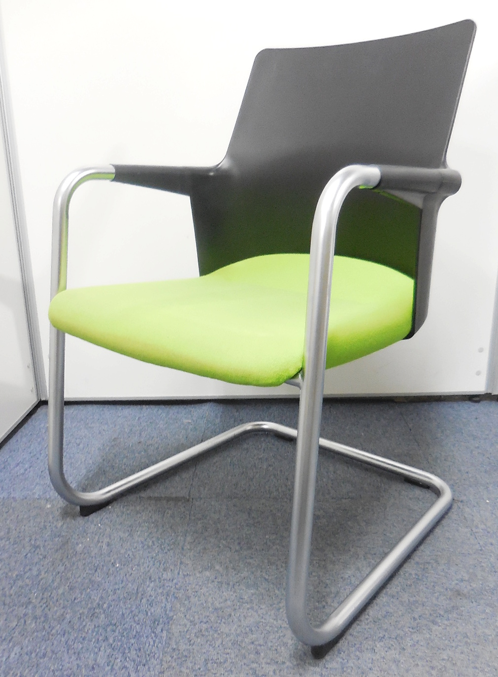 【デザイン性と重厚感を兼ね備えたスタンダード・モデル！】コクヨ製のアガタブイ入荷　◆多目的チェア　◆ミーティングチェア
                        アガタＶチェア 
                                    中古
            