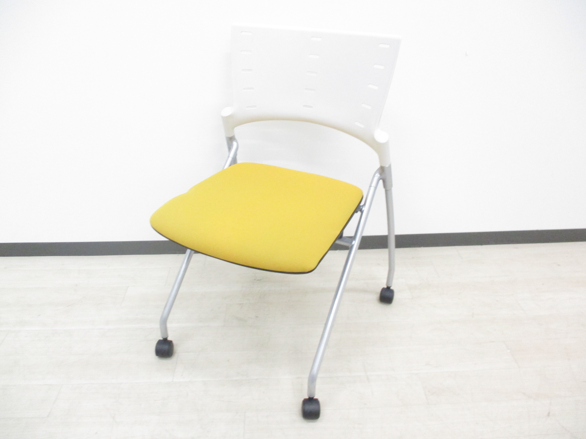 【快適に座れるミーティングチェア！】明るいオフィスになるイエローカラーの入荷です！デザイン性、座り心地の良いクッションのネスティングチェアです‼
                        マノス
                                    中古
            