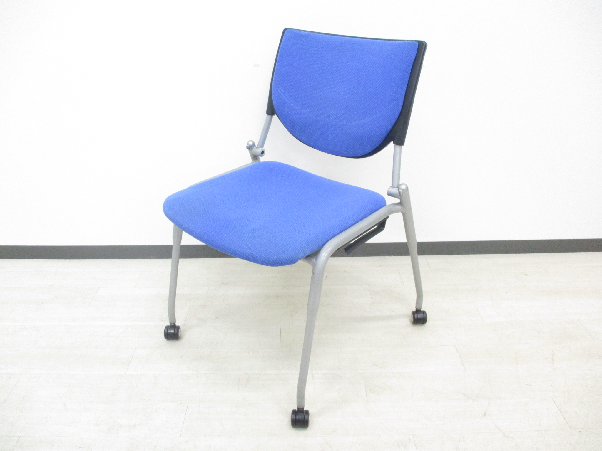 【定番シリーズ！】オカムラ製のスタッキングチェアが入荷！積み重ねてで整理整頓ができ、キャスターもあるので移動も簡単！
                        プロスタック
                                    中古
            