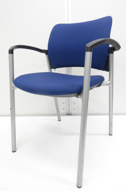 【1脚限定!!】鮮やかなブルーが美しいチェアです!!
                        8147シリーズ
                                    中古
            