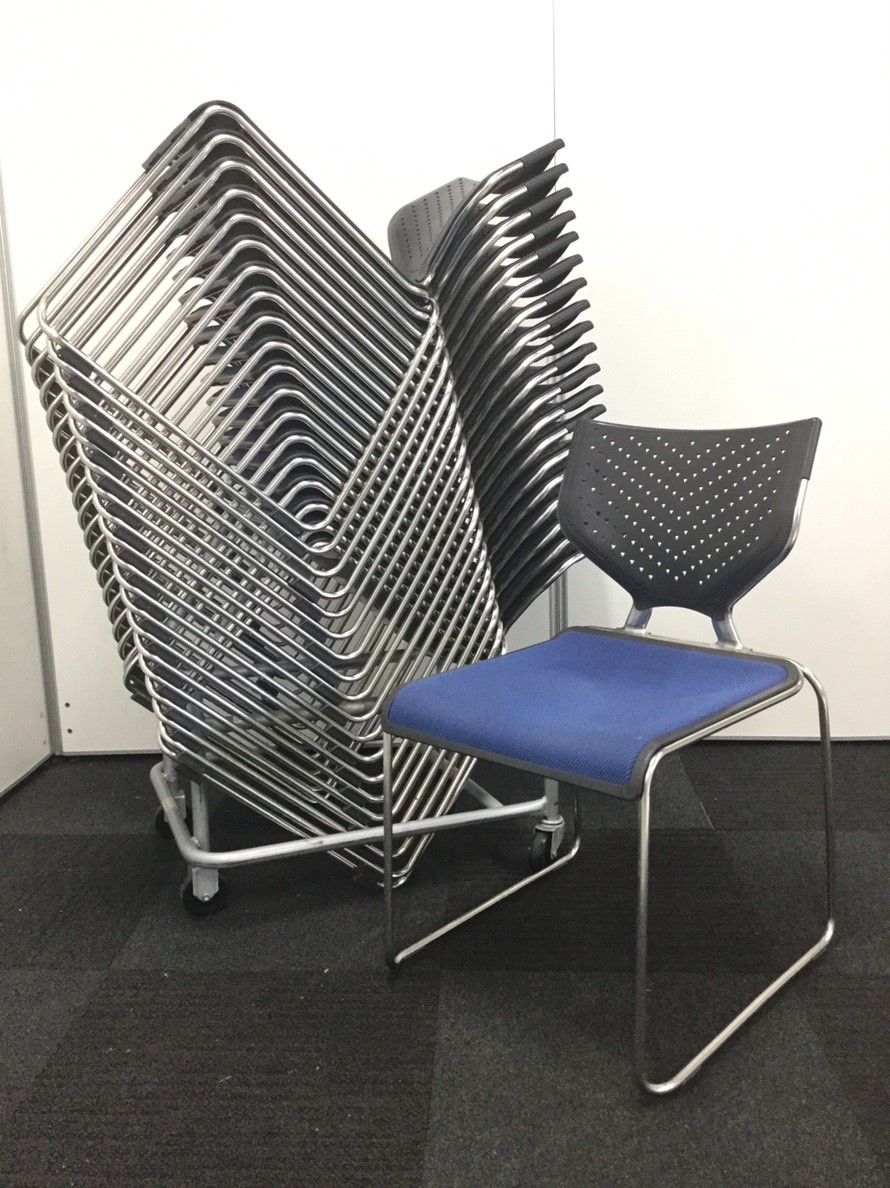 【な、なんと20脚まとめてセットに！！】■起業や増員には是非オススメ！20脚纏めて乗せられる台車付き！【ブルーカラー】
                        8122シリーズ
                                    中古
            