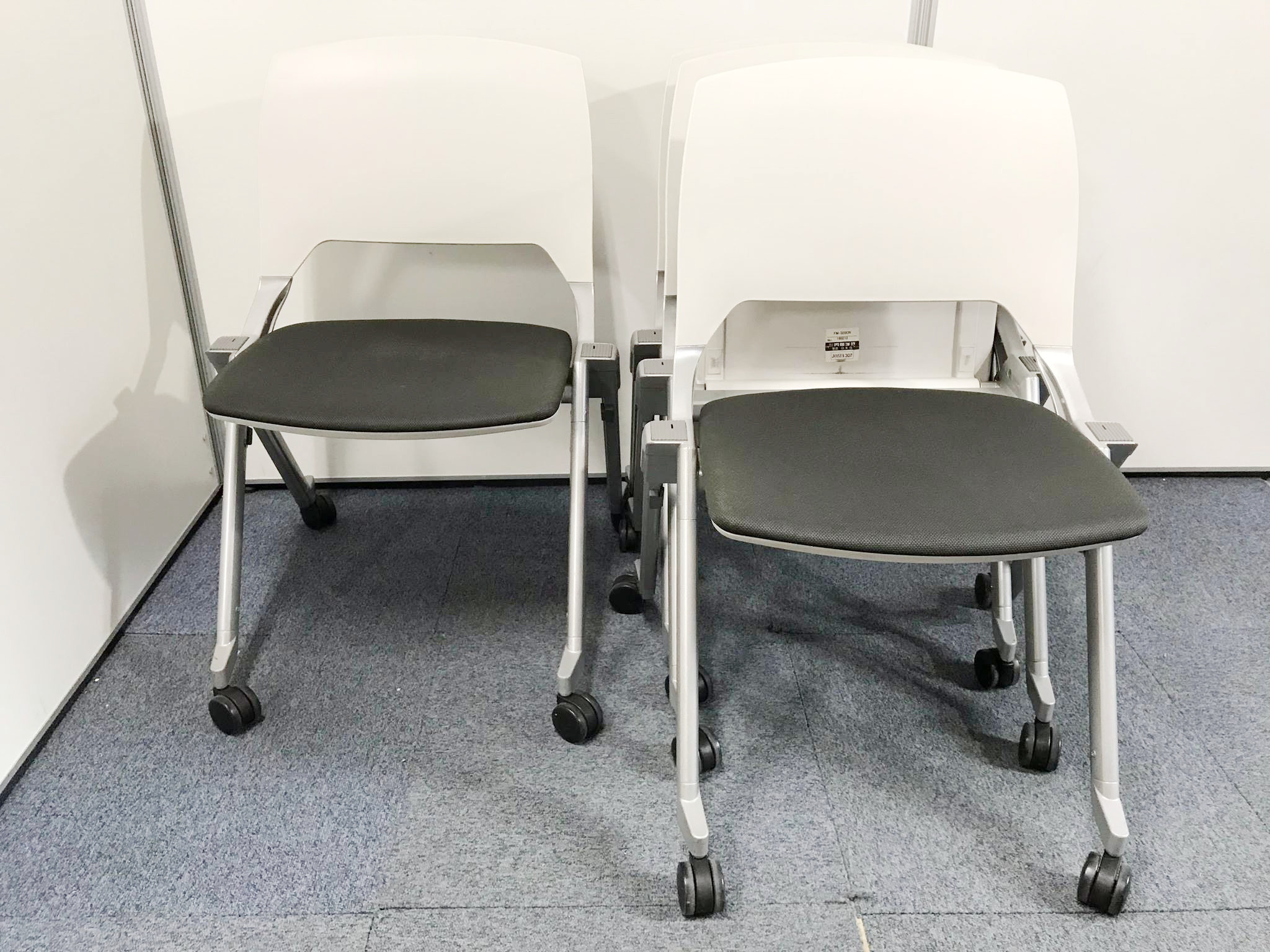 【セット価格に伴い、特別価格】【マルチスタックチェア】内田洋行製のFM-320シリーズ、スタッキングチェアが入荷！　◆ホワイト×グレー
                        FM-320 
                                    中古
            