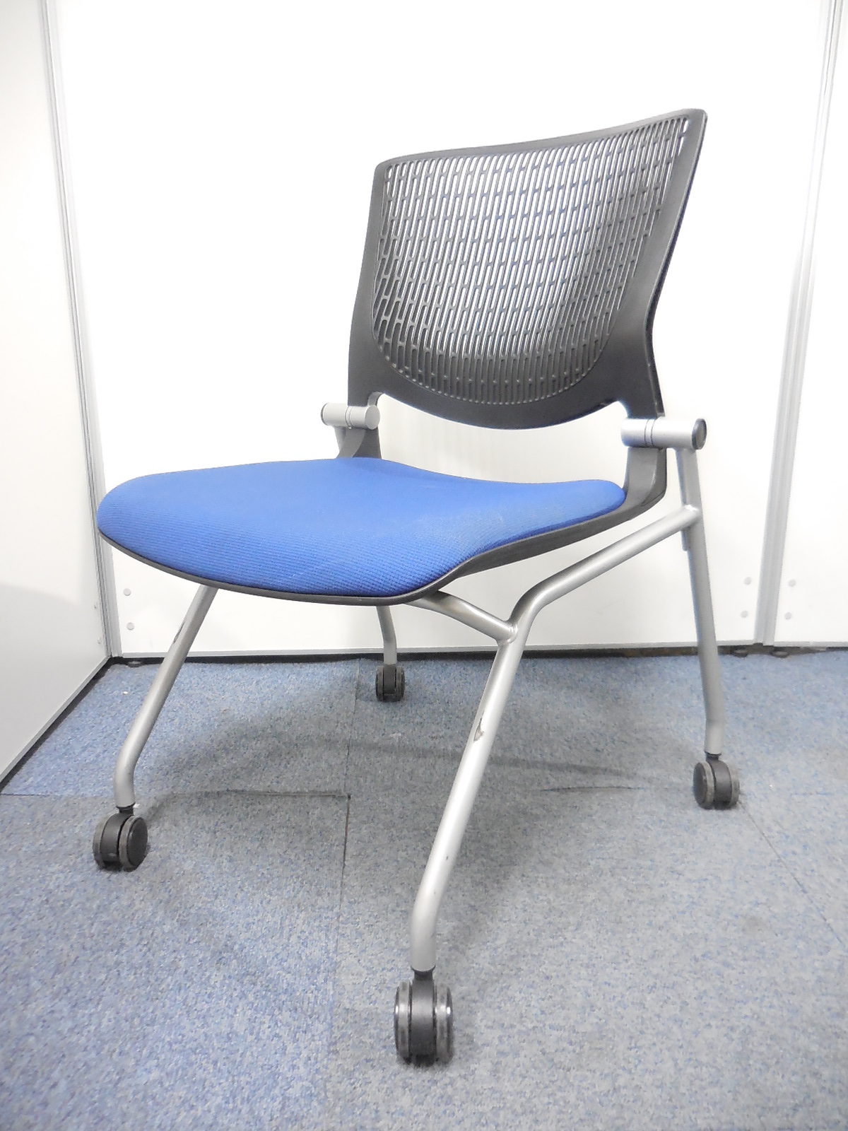 軽やかかで洗練されたデザインのオカムラ製グラータシリーズ、スタッキングチェアが入荷！　◆ネイビーブルー　◆平行スタック　
                        グラータ 
                                    中古
            