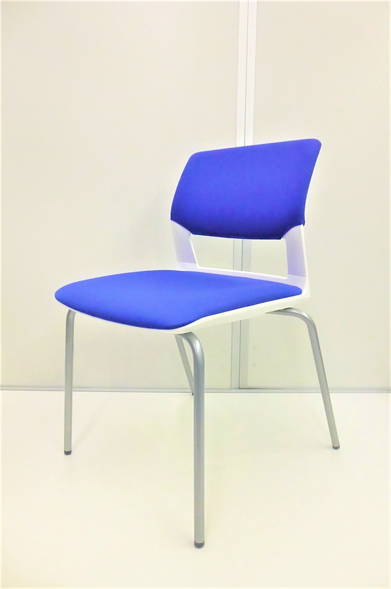 【KS】【美品】上下にスタック可能！キャスター無しなので、安全にご使用いただけます！
                        160シリーズ
                                    中古
            