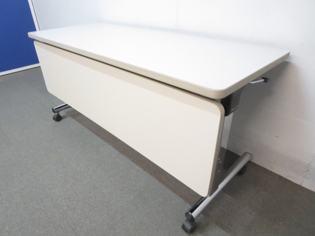 【おつとめ品！】■オカムラ製　サイドスタックテーブル ■W1500×D600mm　幕板付き【キズあり商品】
                        その他シリーズ
                                    中古
            