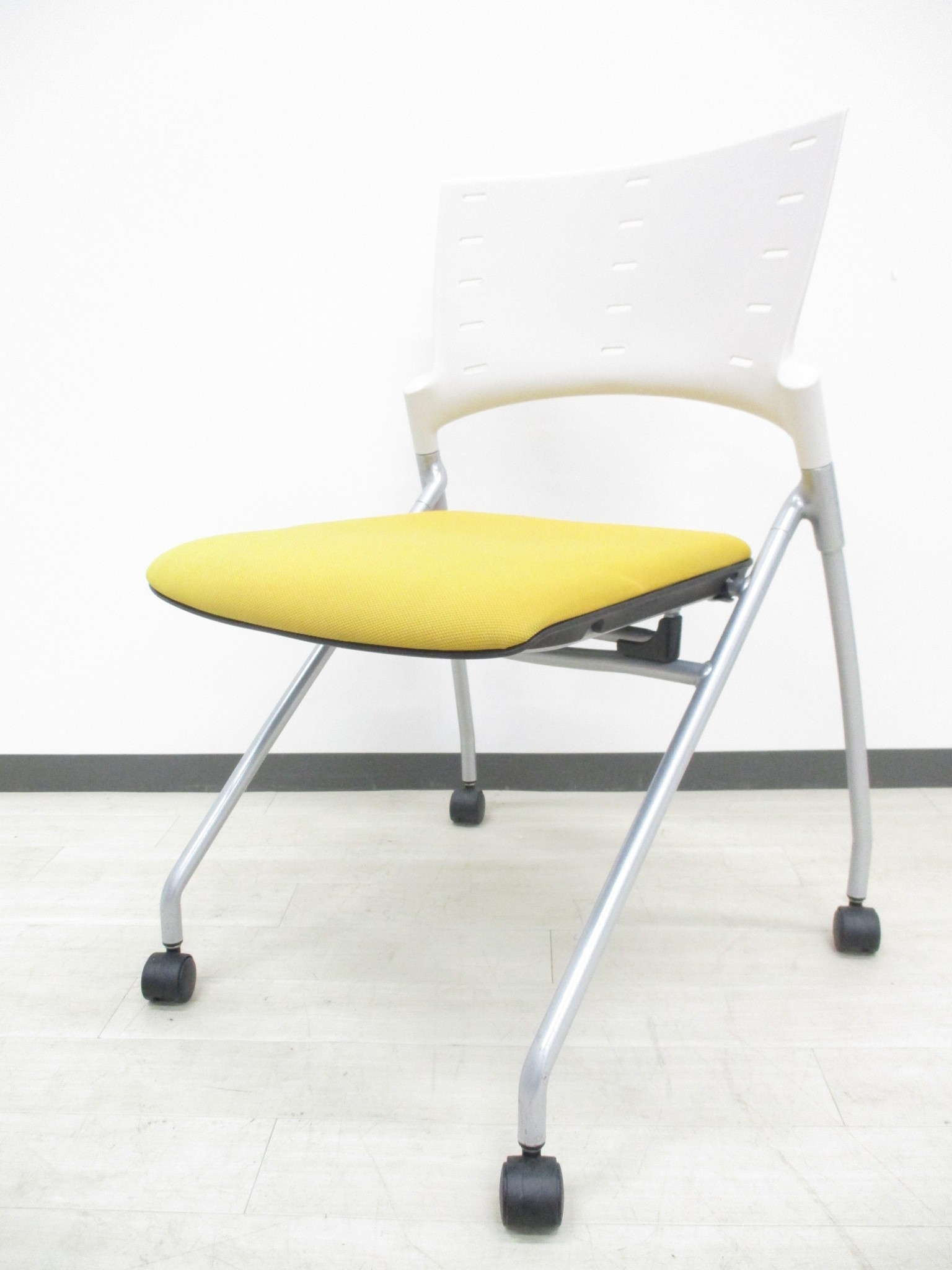 【1脚限定の特価！】■人気シリーズ！イエローカラーでオフィスを明るく！デザイン性、座り心地の良いミーティングチェア‼
                        マノス
                                    中古
            