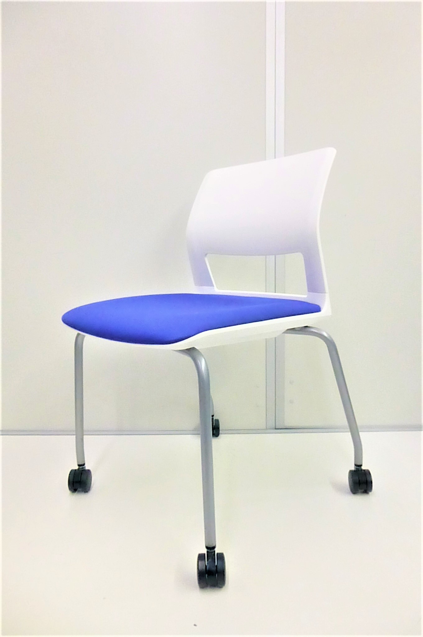 【KS】【24脚大量入荷！】キャスター付きで動きやすい！起業や拠点開設に！室内が明るくなるブルー×ホワイト！
                        160シリーズ
                                    中古
            